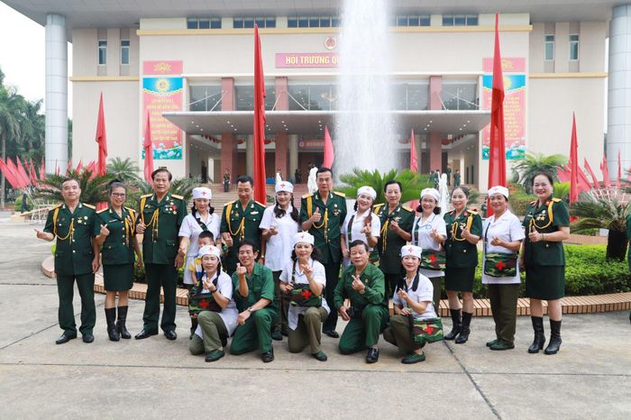 Các cựu chiến binh chụp ảnh lưu niệm trong ngày gặp mặt. Ảnh: HỒNG SÁNG