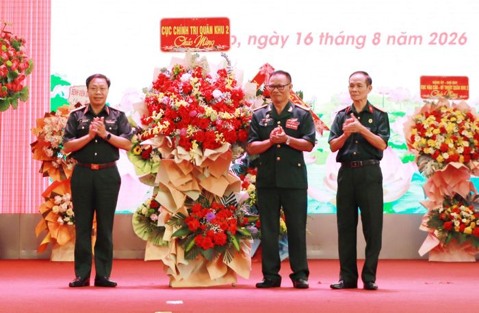 Thiếu tướng Nguyễn Ngọc Ngân, Phó chủ nhiệm Chính trị Quân khu 2 (bên trái) tặng hoa chúc mừng. Ảnh: TRẦN HÀO