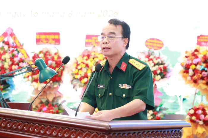 Đại tá Mai Văn Tốc, Phó chủ nhiệm Hậu cần - Kỹ thuật Quân khu 2 phát biểu tại buổi gặp mặt. Ảnh: TRẦN HÀO