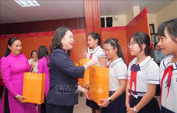 Phó chủ tịch nước Võ Thị Ánh Xuân tặng quà cho học sinh giỏi trên địa bàn xã Mỹ Hòa Hưng.