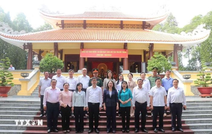 Phó chủ tịch nước Võ Thị Ánh Xuân và các đại biểu chụp ảnh trước Đền thờ Chủ tịch Tôn Đức Thắng ở xã Mỹ Hòa Hưng, tỉnh An Giang.