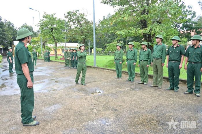 Điều lệnh đội ngũ - một trong những nội dung trọng tâm của khóa huấn luyện.