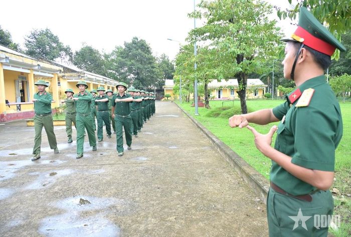  Nhiều quân nhân dự bị xuất ngũ đã lâu, nhưng khi tham gia huấn luyện ai cũng thể hiện sự nhiệt huyết, quyết tâm cao.  