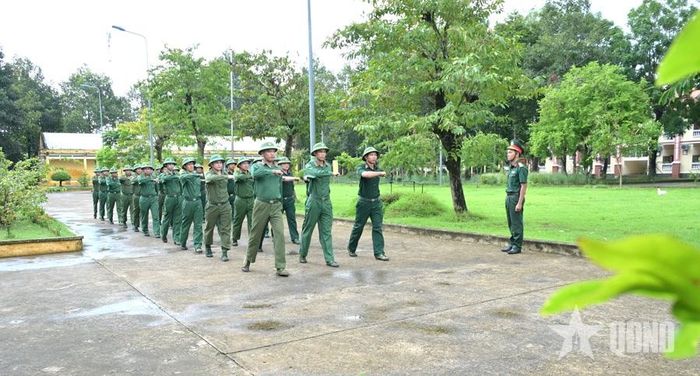  Các quân nhân dự bị Đại đội 5, Tiểu đoàn 2, Trung đoàn 1, Sư đoàn 8, Quân khu 9 luôn thể hiện sự quyết tâm, hoàn thành tốt khóa huấn luyện.  