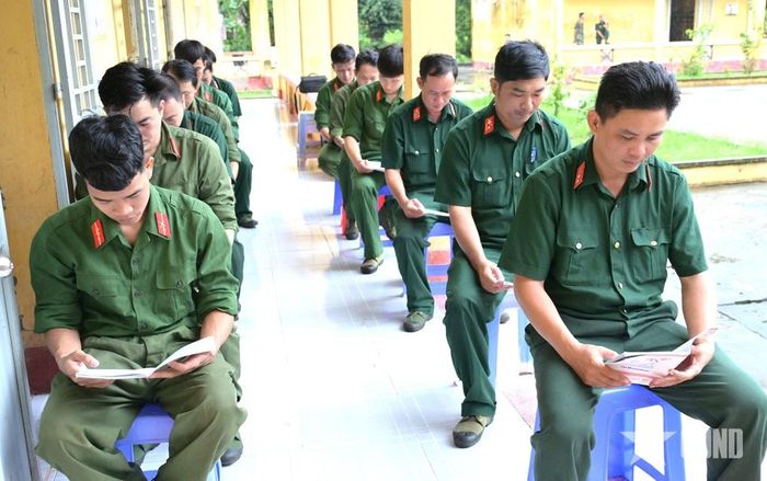Giờ tự ôn luyện của các quân nhân dự bị khung B.  