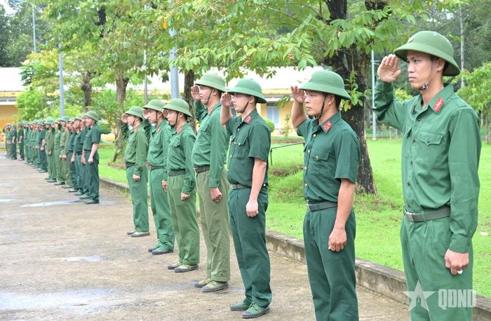 Quân nhân dự bị Tiểu đoàn 3, Trung đoàn 1, Sư đoàn 8 duy trì luyện tập điều lệnh đội ngũ. 