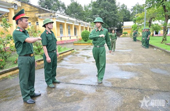  Cán bộ đơn vị luôn sâu sát, hướng dẫn tỉ mỉ, giúp các quân nhân dự bị củng cố, nắm vững kiến thức, kỹ năng. 