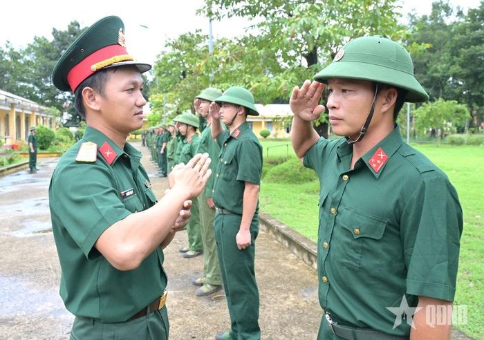 Thượng úy Nguyễn Thiện Tú (bên trái), Đại đội trưởng Đại đội 5, Tiểu đoàn 3, Trung đoàn 1, Sư đoàn 8 chỉnh sửa, ôn luyện điều lệnh cho các quân nhân dự bị. 