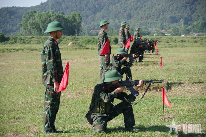 Chiến sĩ mới Trung đoàn 141 thực hành bắn súng trong kiểm tra “3 tiếng nổ”. 