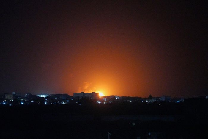  Vụ nổ xuất hiện tại Mokha (Yemen) sau một vụ tấn công. Ảnh: AP 