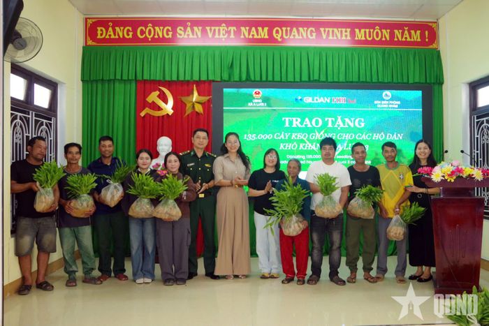 Đại diện các đơn vị trao tặng cây giống cho các hộ dân.