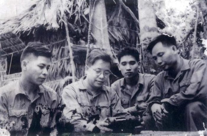  Đồng chí Lê Quang Đạo (thứ hai, từ trái sang) cùng các cán bộ bảo vệ, thư ký tại Mặt trận Đường 9 - Khe Sanh, năm 1968. Ảnh do gia đình nhân vật cung cấp