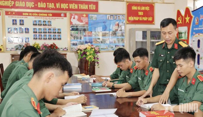 Thượng tá Vũ Huy Cường, Chính trị viên Tiểu đoàn 6 (Trường sĩ quan Lục quân 1) hướng dẫn học viên đọc sách, báo tại Phòng Hồ Chí Minh.