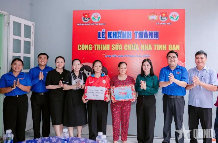 Khánh thành công trình sửa chữa Nhà tình bạn trong chiến dịch tình nguyện "Hoa phượng đỏ".
