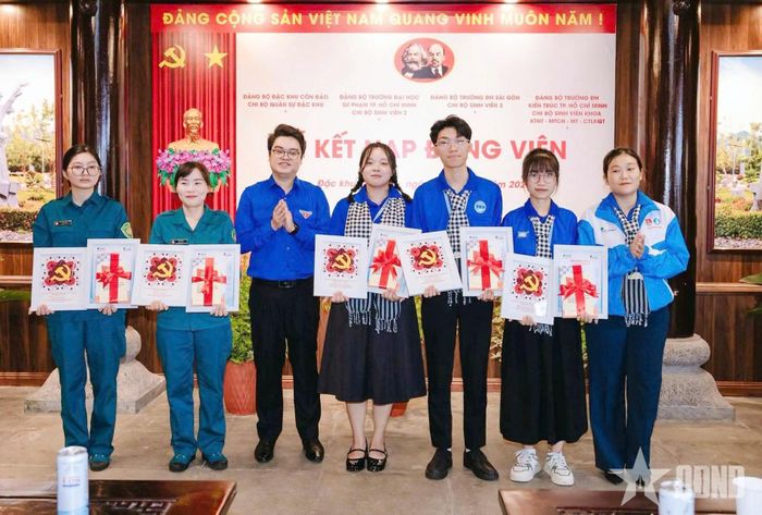  Các đoàn viên ưu tú vinh dự được kết nạp Đảng trong chiến dịch tình nguyện hè.