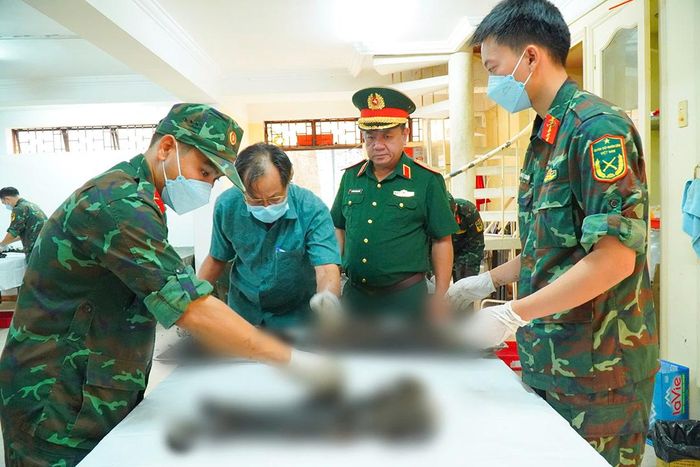 Lực lượng tìm kiếm, quy tập hài cốt liệt sĩ tại Công viên Lê Thị Riêng.