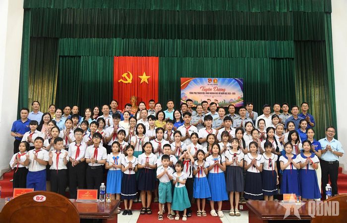 Đoàn đại biểu "Cháu ngoan Bác Hồ" xã Vạn Tường và Chi đội Kiểm ngư số 3 chụp ảnh lưu niệm. 