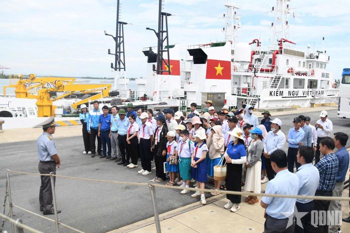 Đoàn đại biểu “Cháu ngoan Bác Hồ” xã Vạn Tường tham quan các tàu của Chi đội Kiểm ngư số 3. 