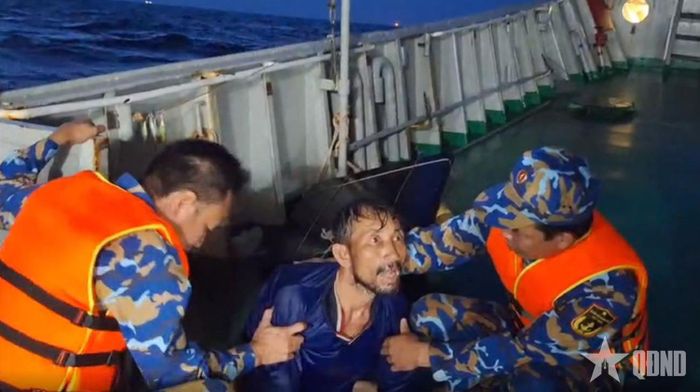  Cán bộ, chiến sĩ Tàu 743, Hải đoàn 129 Hải quân tiếp cận, cứu và đưa ngư dân lên tàu an toàn.  