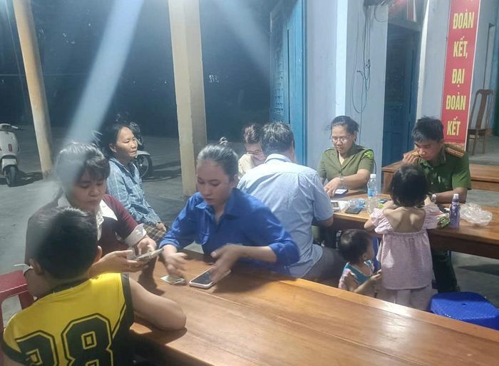 Các lực lượng thực hiện Chiến dịch “Mùa hè số cùng VNeID” . Ảnh: Ái Ly.