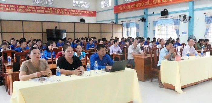 Thiếu tá Trần Thiên Trúc - Phó Trưởng Công an xã Tam Xuân phát biểu tại lễ phát động. Ảnh: Ái Ly.