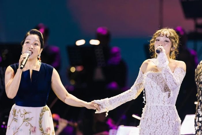 Mỹ Linh song ca cùng con gái Mỹ Anh