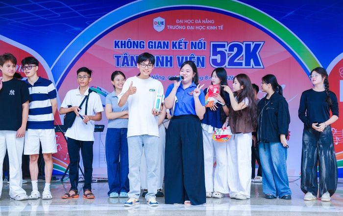 Phần giao lưu với các tân sinh viên tại ngày hội.