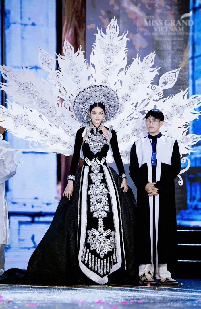 Đức Hùng (bên phải) cùng tác phẩm của mình tại sân khấu "Miss Grand Vietnam 2025".