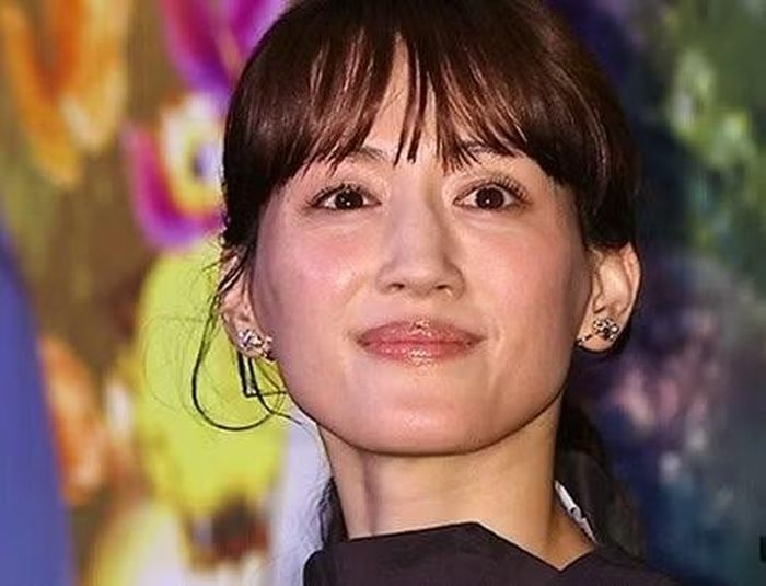 Ayase hiện đang gây chú ý với nhân vật luật sư Asahi Michiko trong bộ phim điện ảnh ra mắt vào ngày 2/10, "First Voice". Asahi Michiko là người tốt bụng và cởi mở, thường nhận những vụ kiện mang lại rất ít hoặc thậm chí không có thù lao. Một ngày nọ, một người phụ nữ tên Megumi tìm đến cô để nhờ giúp đỡ sau khi bị quấy rối bất công tại nơi làm việc và bị tước bỏ các trách nhiệm công việc. Với quyết tâm đòi lại công lý, Megumi muốn khởi kiện cả công ty lẫn cấp trên của mình. Cùng nhau, cô và Michiko bắt tay vào một cuộc chiến pháp lý chưa từng có tiền lệ.