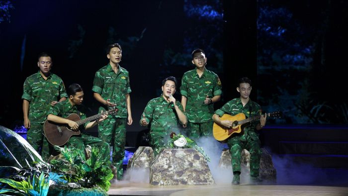 Ca sĩ Nguyễn Phi Hùng biểu diễn ca khúc “Hát về anh” cùng nhóm ca Bộ đội Biên phòng và nhóm ca 135. Ảnh: DŨNG PHƯƠNG