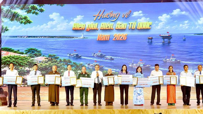Phó Bí thư Thành ủy, Chủ tịch Ủy ban Mặt trận Tổ quốc Việt Nam TPHCM Nguyễn Phước Lộc tiếp nhận đóng góp Quỹ “Vì biển đảo quê hương - Vì tuyến đầu Tổ quốc”. Ảnh: DŨNG PHƯƠNG
