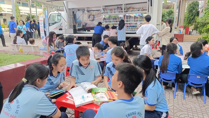  Dự án "Thư viện lưu động" của Thư viện Khoa học Tổng hợp TPHCM được đặt tại Trường THCS Nguyễn Hồng Đào (xã Xuân Thới Sơn, TPHCM) trong khuôn khổ Hội sách Thiếu nhi TPHCM năm 2026. Ảnh: THƯ VIỆN KHTH TPHCM 