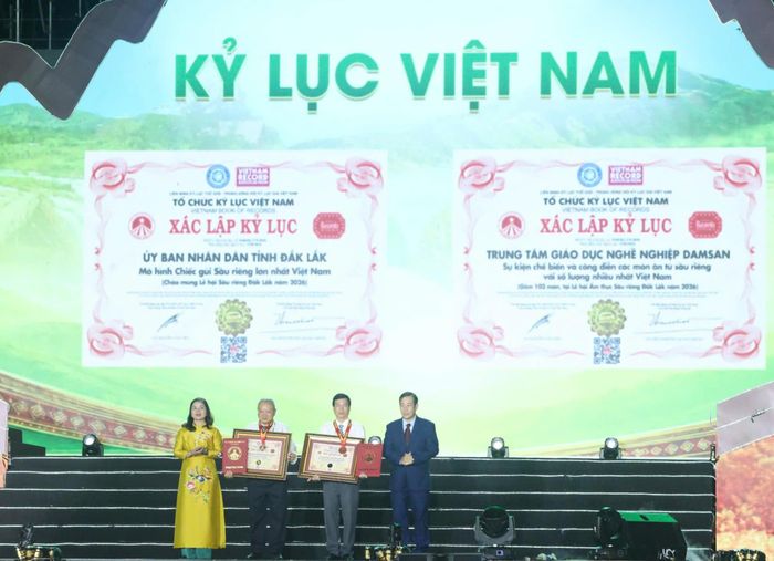  Tổ chức Kỷ lục Việt Nam (VietKings) đã công bố Kỷ lục Việt Nam đối với “Mô hình chiếc gùi sầu riêng lớn nhất Việt Nam” và “Sự kiện chế biến và công diễn các món ăn từ sầu riêng với số lượng nhiều nhất Việt Nam” 