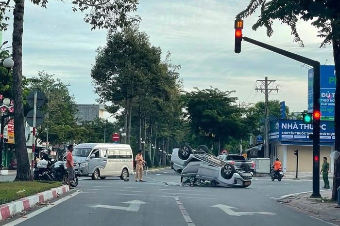 Lực lượng chức năng phong toả hiện trường vụ tai nạn để điều tra