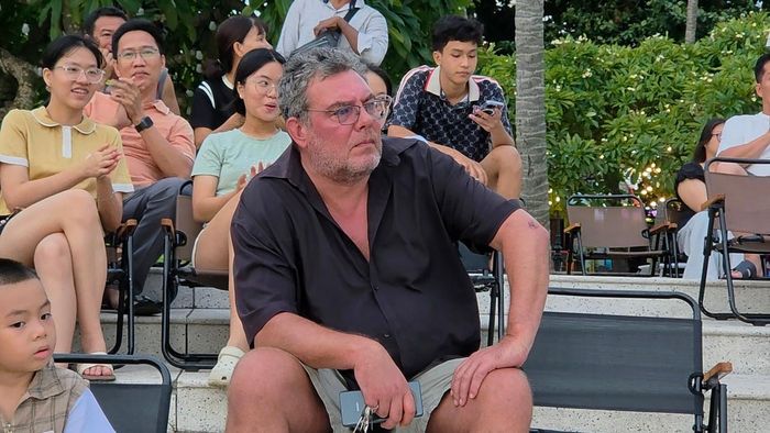  Một du khách nước ngoài đến thưởng thức âm nhạc 