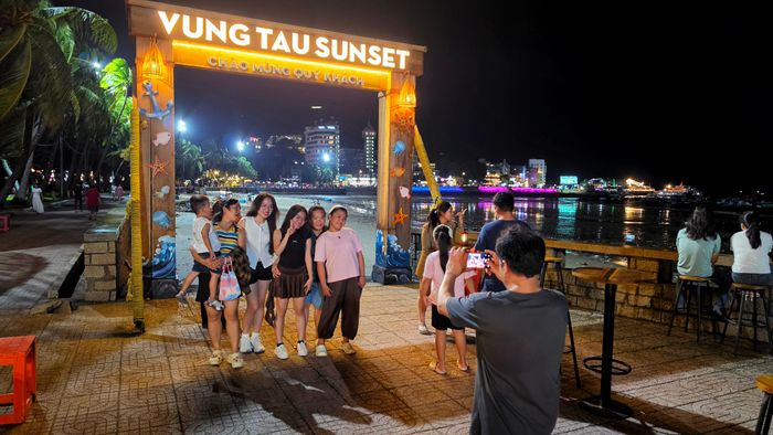  Một gia đình lưu giữ lại những khoảnh khắc đẹp khi đến với phố biển Vũng Tàu 