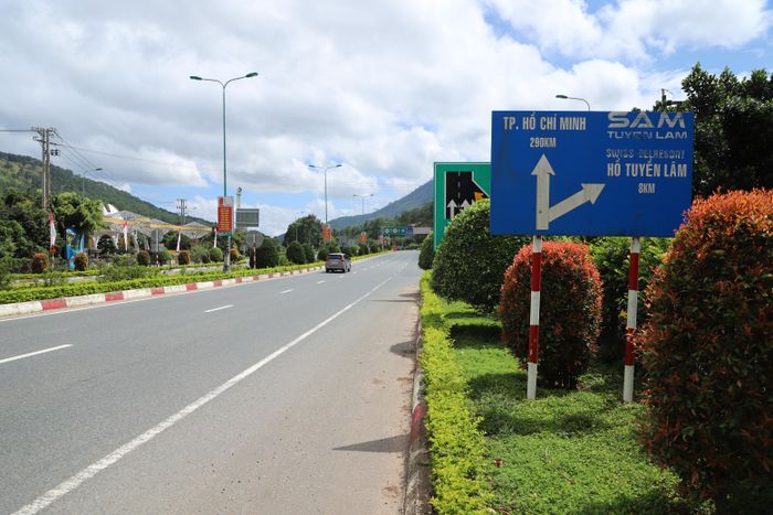  Điểm kết nối đường cao tốc Liên Khương – Prenn vào đường Tuyền Lâm đi qua khu vực bãi đậu xe chân đèo Prenn. Ảnh: ĐOÀN KIÊN 