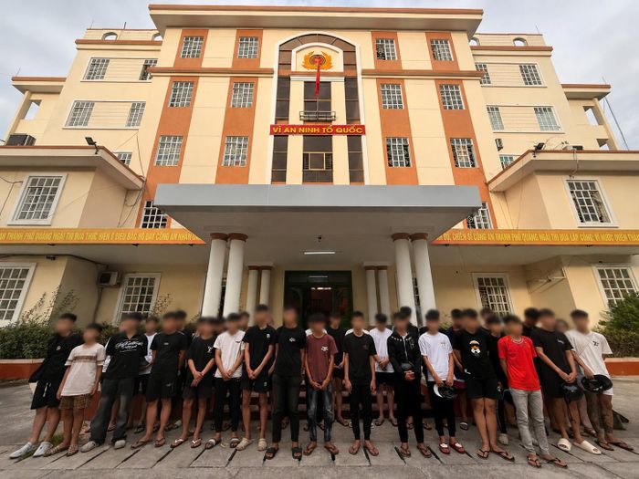 Lực lượng công an đưa nhóm thanh thiếu niên có biểu hiện vi phạm trật tự, an toàn giao thông về trụ sở làm việc. Ảnh: ĐVCC