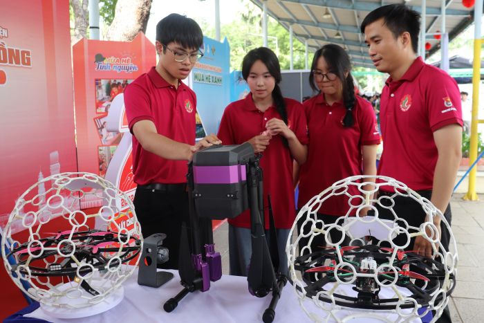  Bạn trẻ tham quan không gian trưng bày các sản phẩm công nghệ 