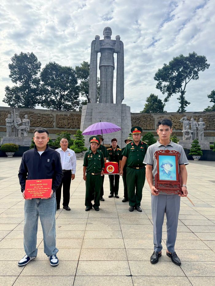  Hài cốt liệt sĩ Đặng Doãn Ngọ được đưa đến đài tưởng niệm để chào thủ trưởng, đồng đội, khép lại những giờ phút cuối tại Nghĩa trang Liệt sĩ TPHCM trước hành trình trở về quê nhà. Ảnh: HOÀNG HÙNG 