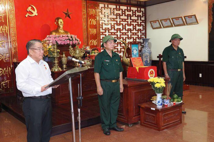  Ông Phan Văn Cường, Phó Trưởng Văn phòng Cơ quan đại diện phía Nam - Hội Hỗ trợ gia đình liệt sĩ Việt Nam cho biết, buổi lễ càng ý nghĩa hơn khi cả nước đang hưởng ứng Chiến dịch 500 ngày đêm đẩy mạnh tìm kiếm, quy tập và xác định danh tính hài cốt liệt sĩ. Ảnh: HOÀNG HÙNG 
