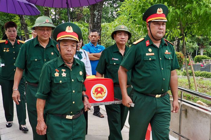  Di chuyển hài cốt liệt sĩ Đặng Doãn Ngọ từ khu mộ ra Nhà tưởng niệm Nghĩa trang Liệt sĩ TPHCM. Ảnh: HOÀNG HÙNG 