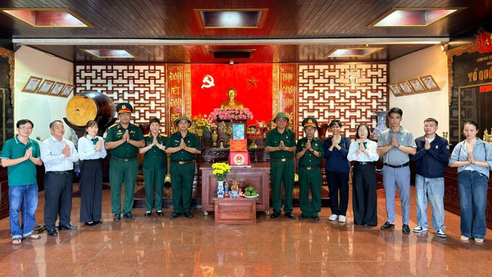  Thân nhân liệt sĩ Đặng Doãn Ngọ và các thành viên hội hỗ trợ, tình nguyện viên dành phút mặc niệm, dâng hương, tưởng nhớ liệt sĩ. Ảnh: HOÀNG HÙNG 