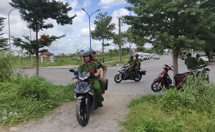  Lực lượng Công an phường Đông Hưng Thuận đi tuần tra, chủ động phát hiện trường hợp người dân thả diều. Ảnh: NGUYỄN TÂN 