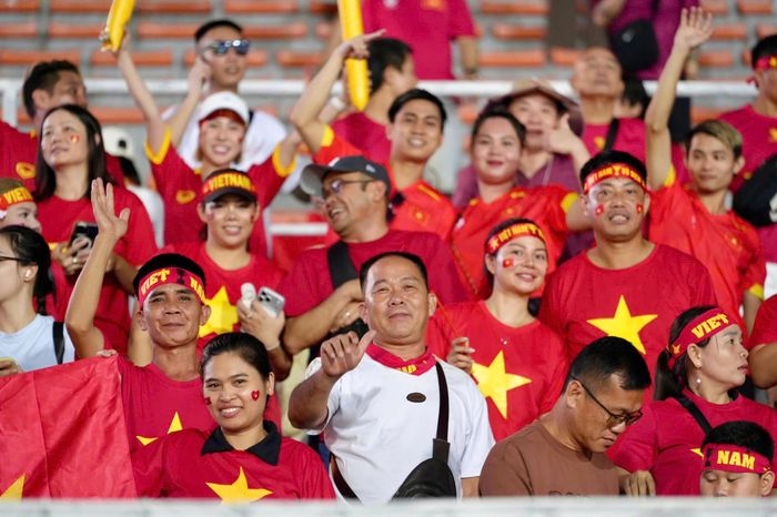  Các cổ động viên Việt Nam cổ vũ đội tuyển trên khán đài sân Kuala Lumpur. Ảnh: ĐỨC CƯỜNG 