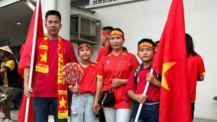  Gia đình kiều bào đang sinh sống tại Malaysia tới sân sớm để cổ vũ cho đội tuyển Việt Nam. ẢNH: TÂM HÀ 