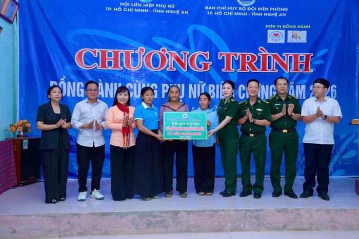  Trao tặng các phần quà đến người dân tại chương trình 