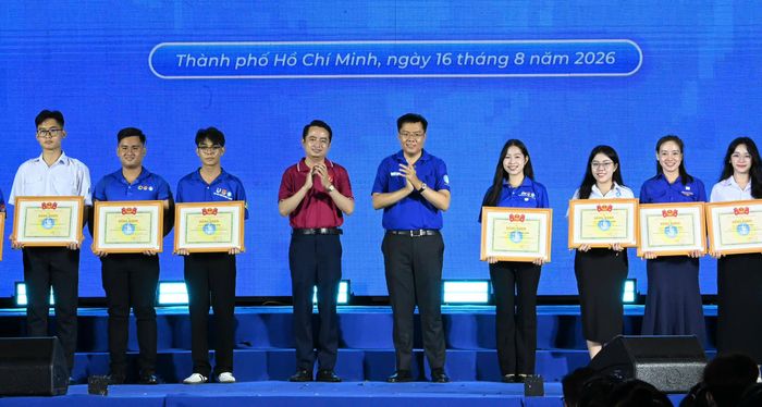  Chủ tịch Hội LHTN Việt Nam TPHCM Lê Tuấn Anh và Chủ tịch Hội Sinh viên Việt Nam TPHCM Nguyễn Đăng Khoa trao Bằng khen của Trung ương Hội LHTN Việt Nam và Trung ương Hội Sinh viên Việt Nam đến các cá nhân. Ảnh: VIỆT DŨNG 
