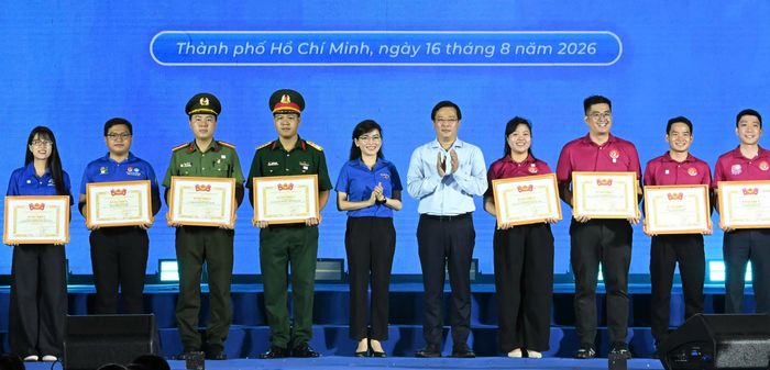  Đồng chí Lê Quốc Phong và đồng chí Hồ Hồng Nguyên trao Bằng khen của Trung ương Đoàn đến các tập thể, cá nhân. Ảnh: VIỆT DŨNG 