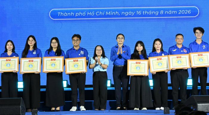  Đồng chí Hồ Thị Ánh Tuyết cùng đồng chí Đinh Thị Thanh Thủy trao Bằng khen của Trung ương Hội LHTN Việt Nam và Trung ương Hội Sinh viên Việt Nam đến các tập thể. Ảnh: VIỆT DŨNG 